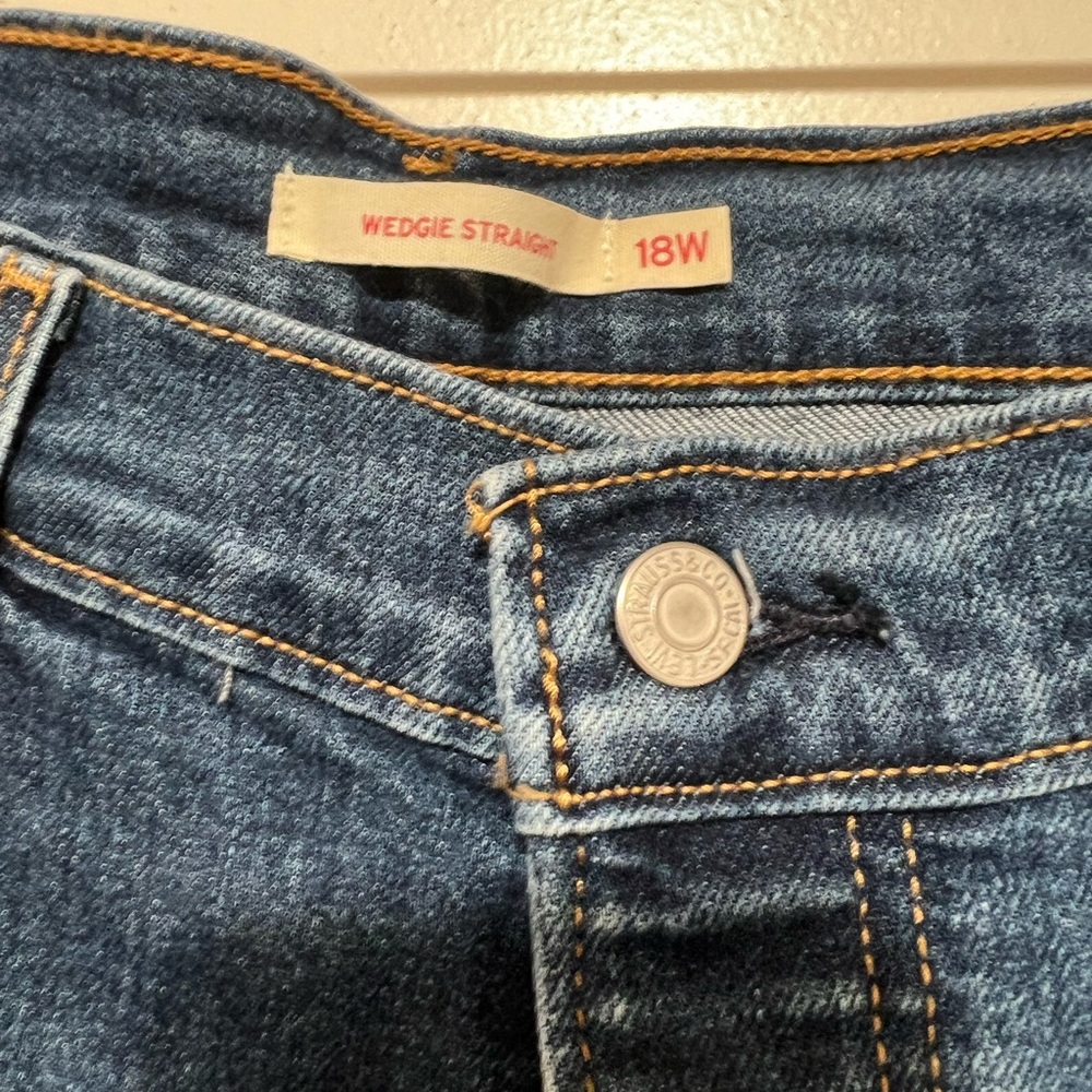 LEVI'S WOMEN'S PLUS SIZE WEDGIE STRAIGHT LEG HIGH RISE JEANS SIZE 18W NWT. - Picture 10 of 13